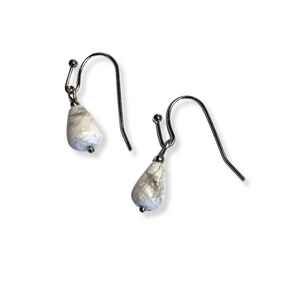 Plume Earrings in Silver/Howlite